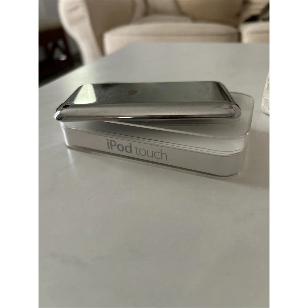 2011 Apple iPod touch A1367 8 GB - 4th Generation - White (MD057LL/A)